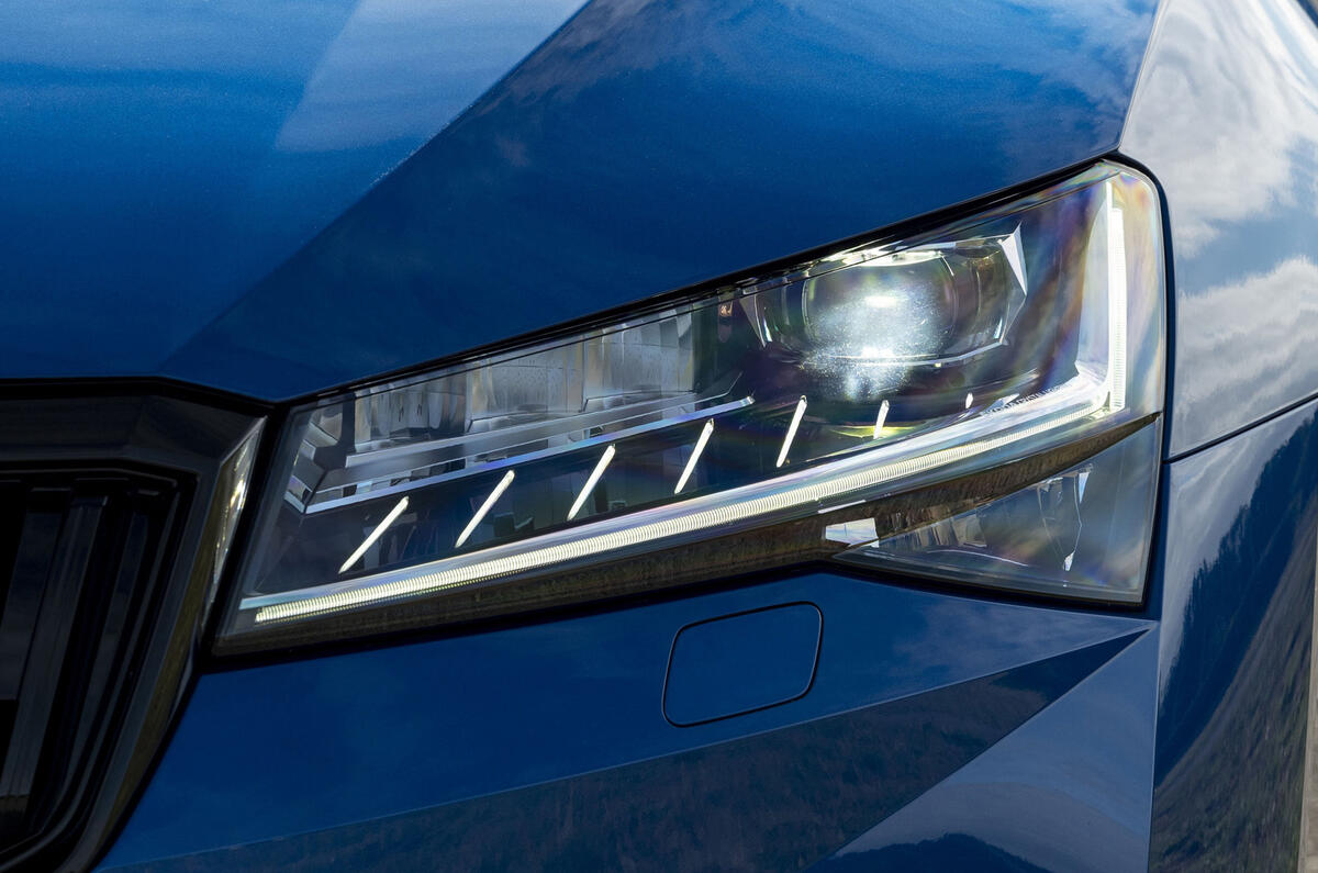 Faróis LED modernos do Skoda Superb Estate 2021, com design angular e iluminação diurna