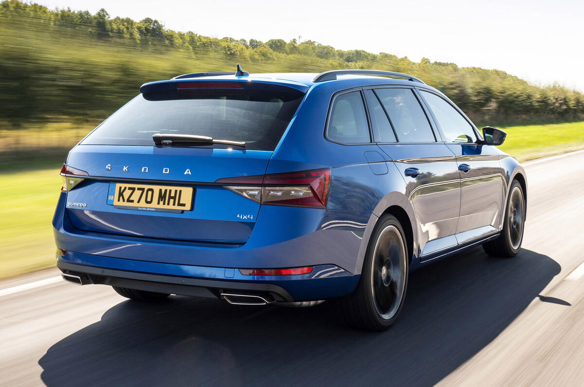 Traseira do Skoda Superb Estate 2021, destacando o grande porta-malas e lanternas LED