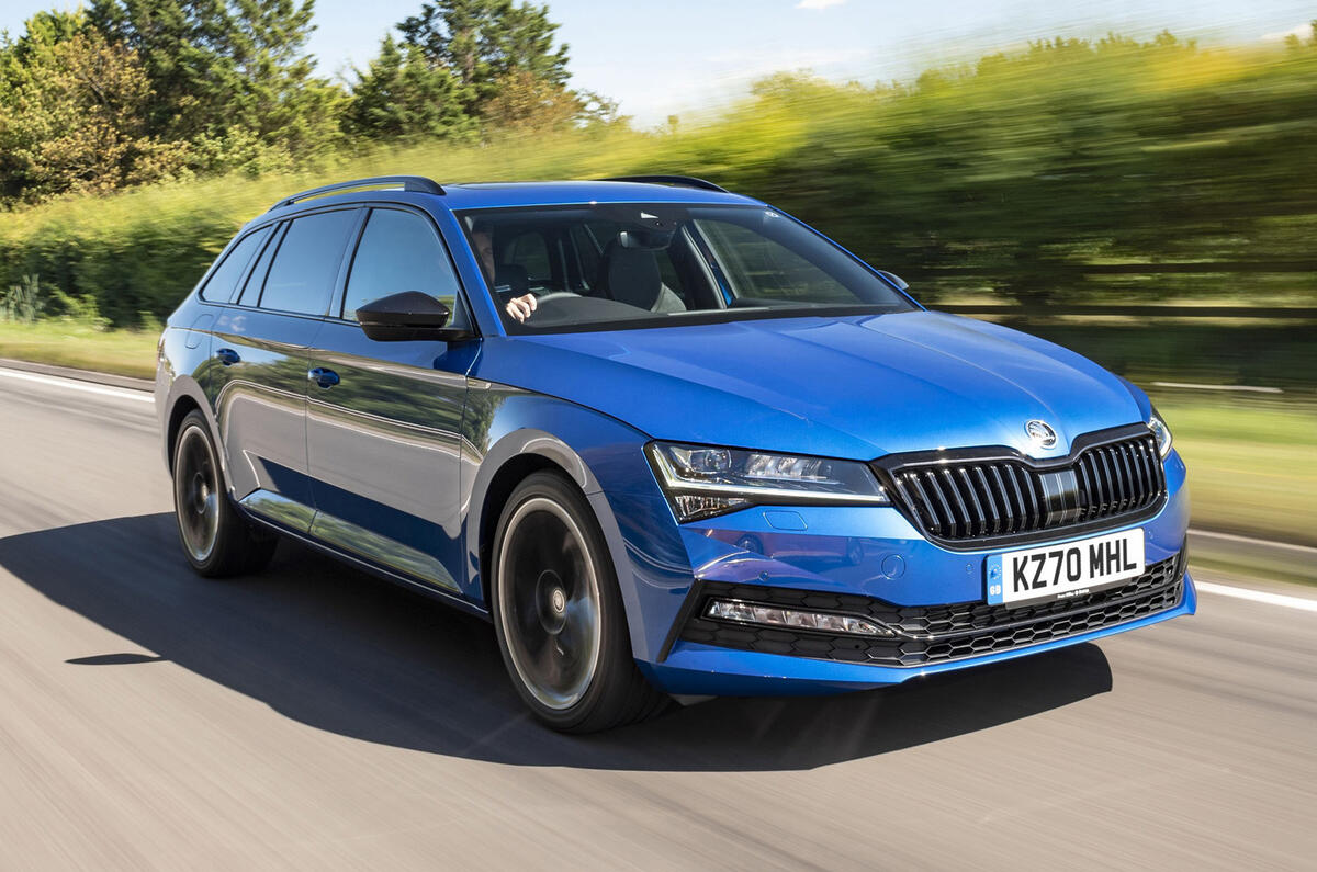 Skoda Superb Estate 2021 atualizada, visão frontal com faróis afilados