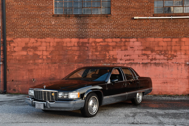 Cadillac Fleetwood 1994 em vista frontal e lateral