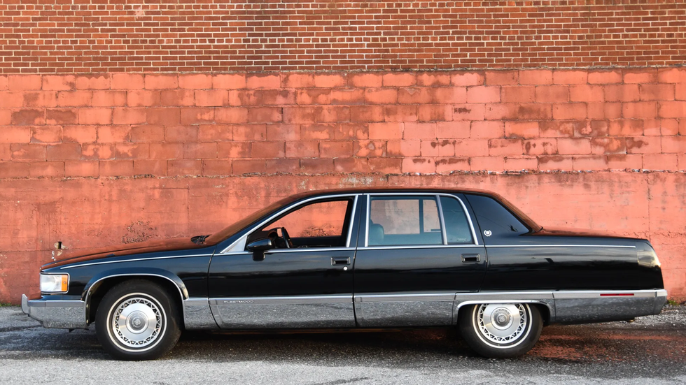Interior do Cadillac Fleetwood 1994, com painel e bancos