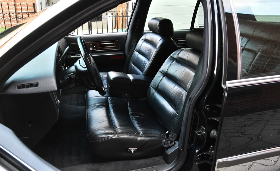 Visão traseira do Cadillac Fleetwood 1994