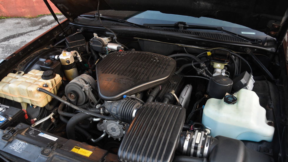 Lateral do Cadillac Fleetwood 1994 com detalhe das rodas