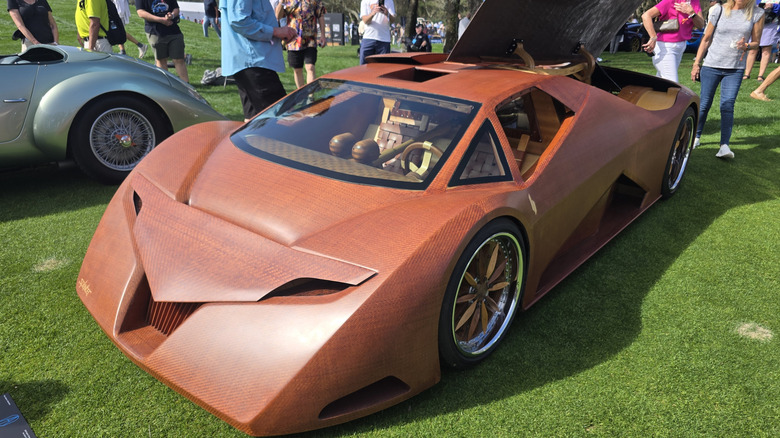 Splinter, o carro esportivo de madeira, visto de frente em um estúdio