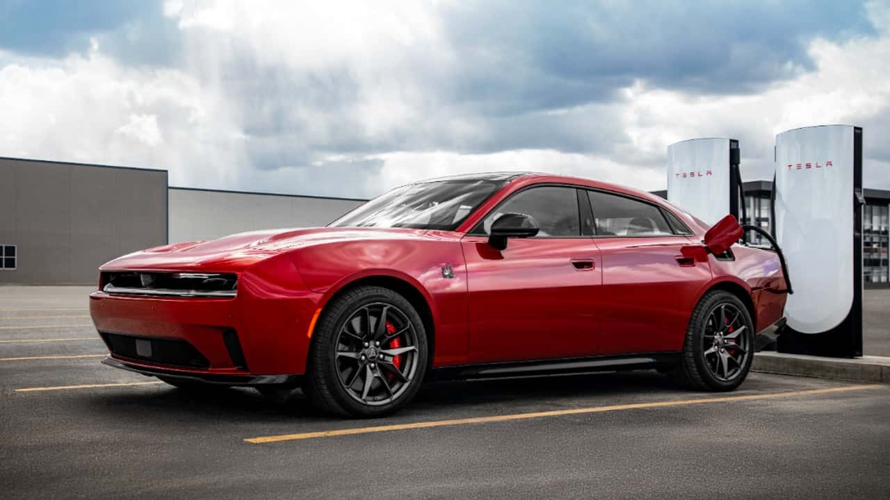 Dodge Charger Daytona elétrico conectado a um Supercharger da Tesla