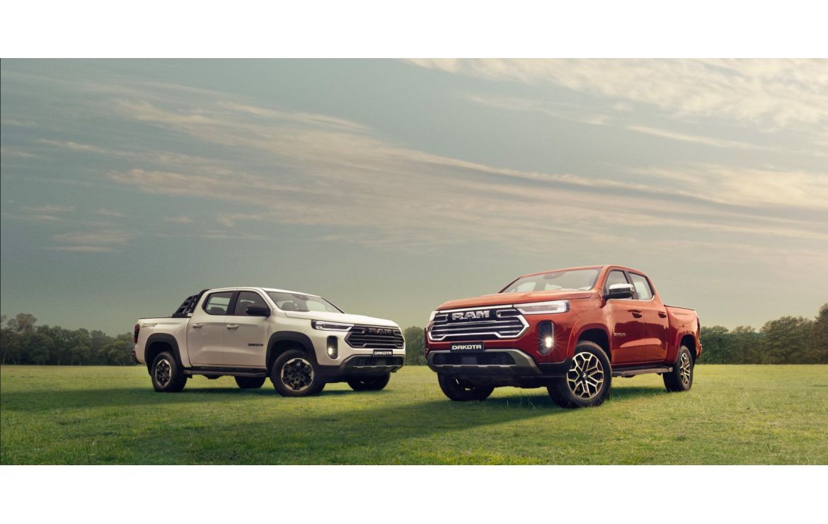 Visão geral de veículos Stellantis, incluindo picapes e SUVs, em um ambiente de feira ou exposição