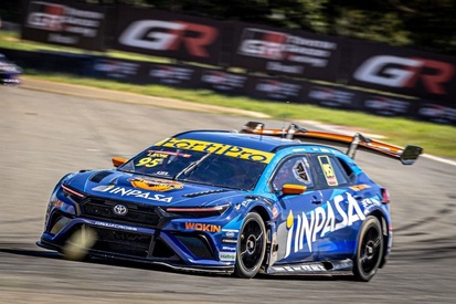 Pneu Hankook de corrida com detalhes do composto e da banda de rodagem