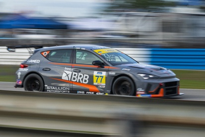 Carro de corrida em alta velocidade em uma curva de circuito