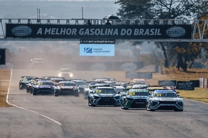Carros da Stock Car na pista de Curvelo