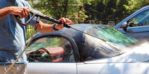 Lavadora de alta pressão em uso para limpeza de carro