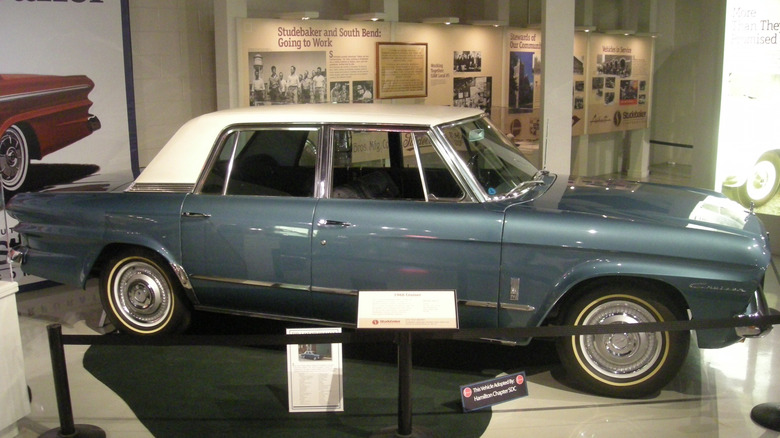 Studebaker Cruiser 1966, último carro da marca, em cor turquesa