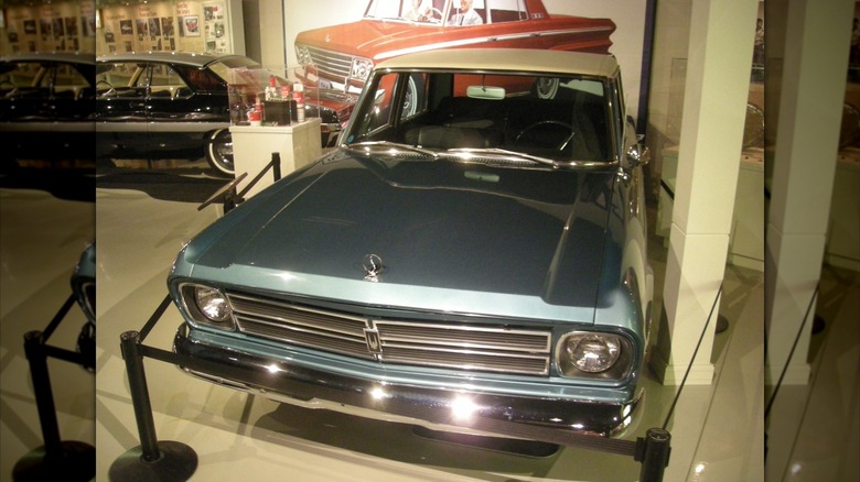 Detalhe do emblema lateral do Studebaker Cruiser 1966