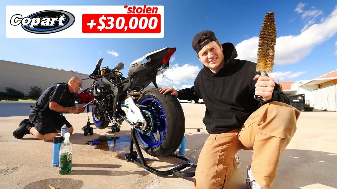 Yamaha YZF-R1M com detalhes de carbono, mostrando o design frontal