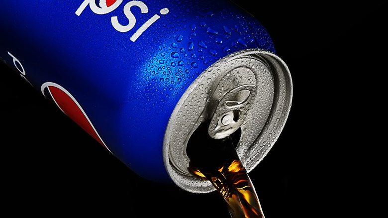 Motor de carro com radiador preenchido com Pepsi, sem sinais de falha