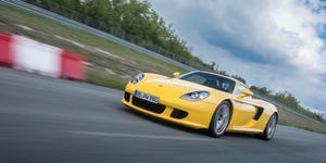 Porsche #84 virado de cabeça para baixo sobre a cerca de proteção em Suzuka