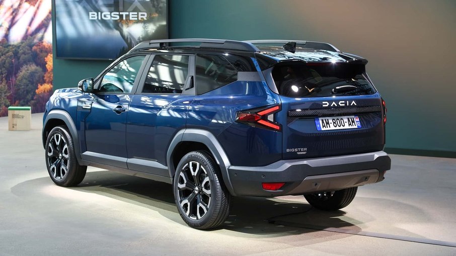 SUV compacto em um ambiente urbano, vista frontal