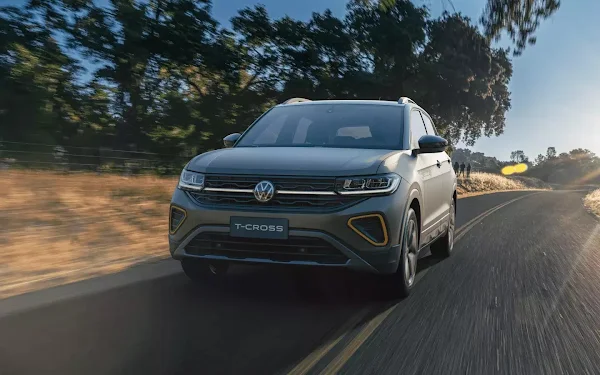 Volkswagen T-Cross na cor cinza, visto de frente