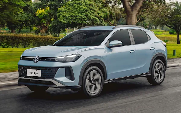 Volkswagen Tera na cor branca, visto de perfil em ambiente urbano