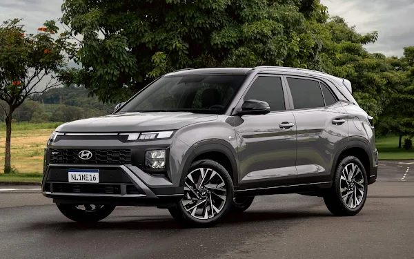 Hyundai Creta na versão N-Line, na cor branca com detalhes em preto