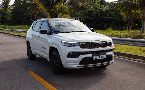 Jeep Compass na versão Blackhawk, na cor preta, em exibição