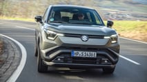 Suzuki e Vitara 2027 em uma trilha com vista lateral