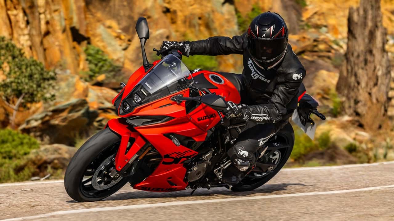 Suzuki GSX-8R Daidai-Iro em destaque, mostrando a cor laranja e a capa de assento único