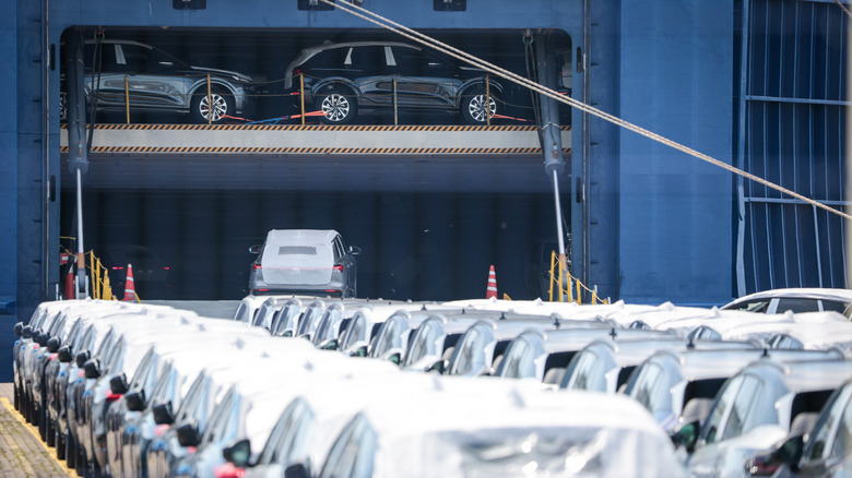 Gráfico mostrando perdas de BMW, Mercedes e VW devido a tarifas dos EUA em 2025