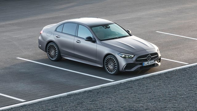 Mercedes-Benz C300 preto estacionado em área residencial