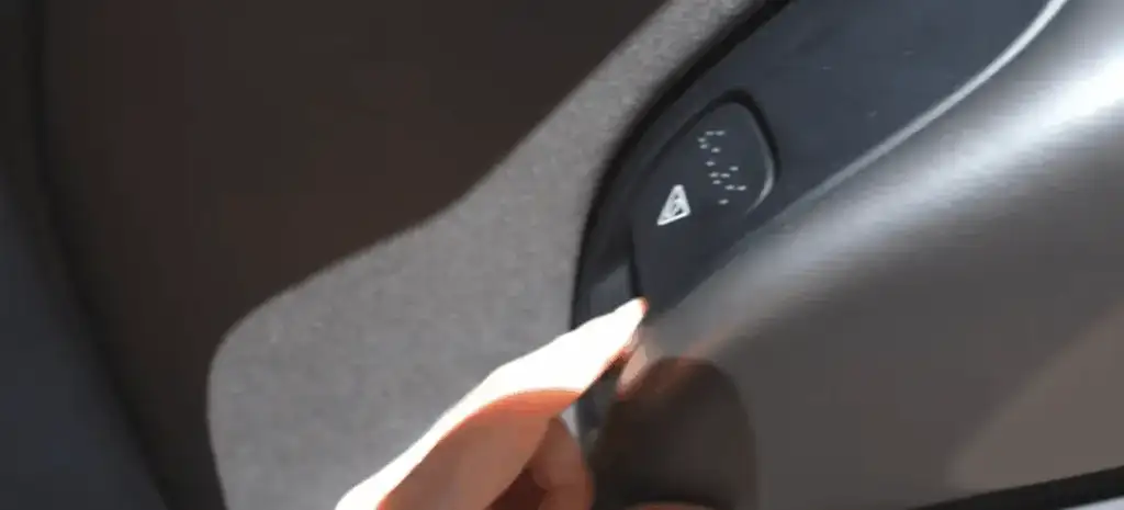 Detalhe do novo destravador de porta avistado no Tesla Cybercab
