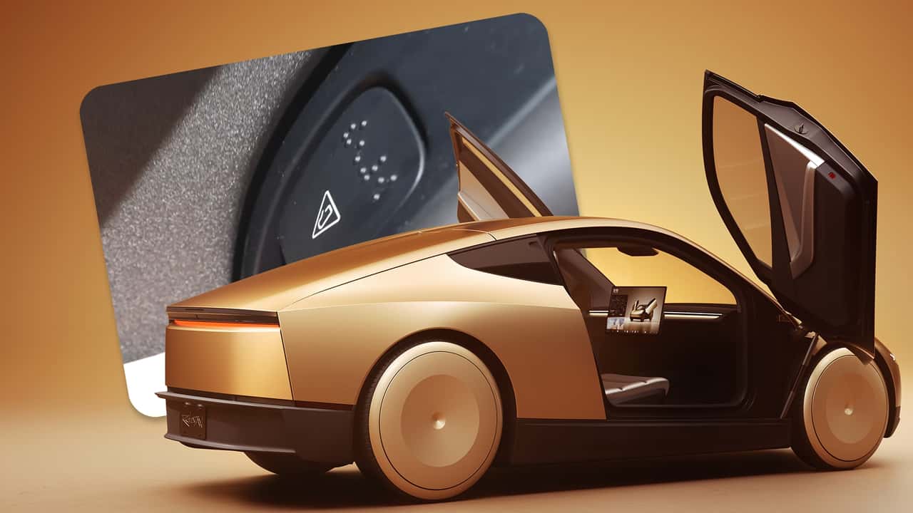 Detalhe do puxador de porta do Tesla Cybercab, mostrando a alavanca e a inscrição em braile