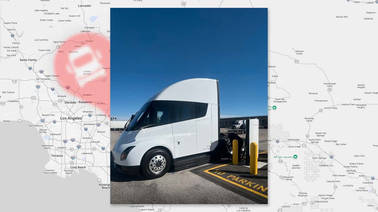 Detalhe do carregador Tesla Megacharger e parte frontal de um caminhão Tesla Semi
