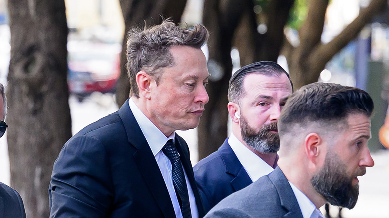 Robotáxi Tesla sendo rebocado