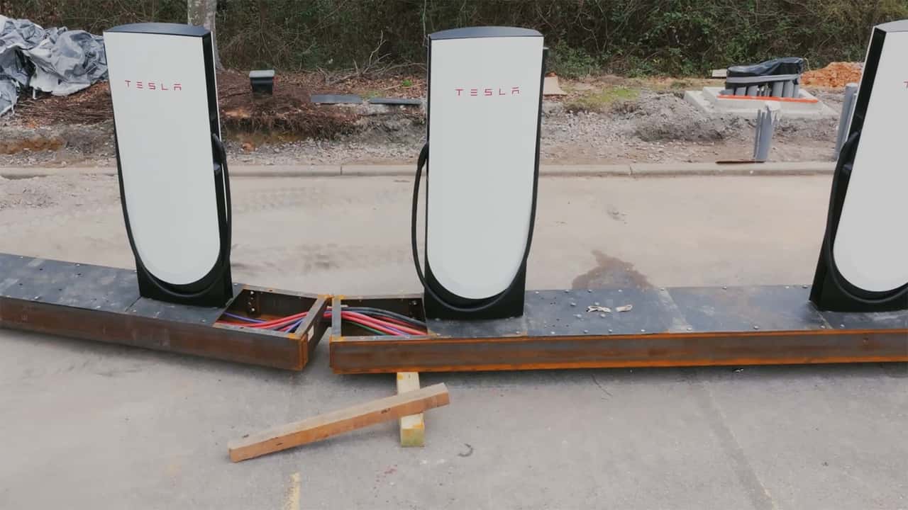Unidade dobrável de Supercharger da Tesla sendo transportada em caminhão