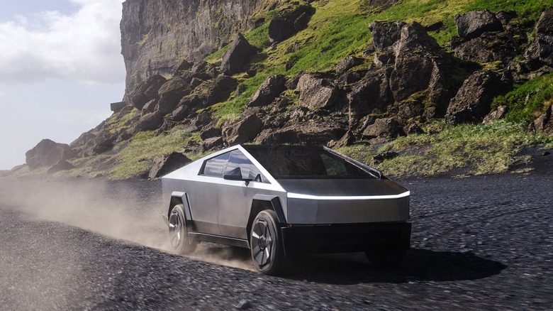 Tesla Cybertruck em linha de produção