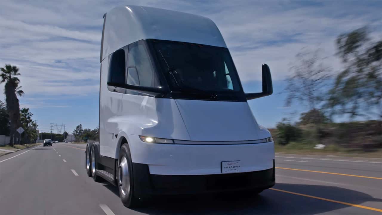 Jay Leno ao volante do Tesla Semi de produção, com Dan Priestly e Franz von Holzhausen