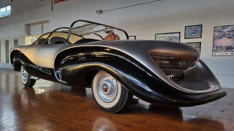1957 Aurora Safety Car em uma área externa, mostrando seu design peculiar e volumoso.