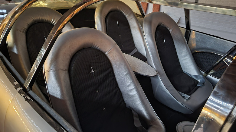 Interior do 1957 Aurora Safety Car, destacando elementos de segurança incomuns.