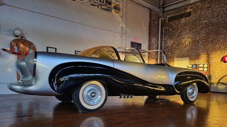 O 1957 Aurora Safety Car em seu estado atual, aguardando ou durante a restauração no museu.