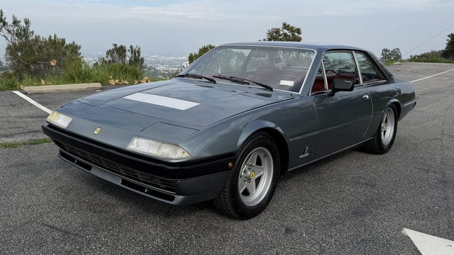 Visão lateral da Ferrari 400i 1982 Grigio Scuro Metallizzato
