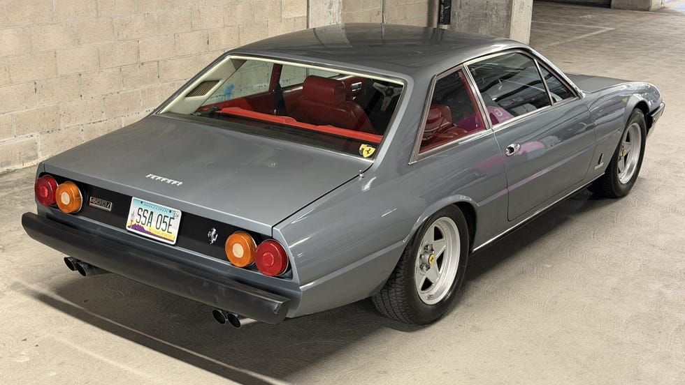 Interior da Ferrari 400i 1982 com bancos de couro vermelho e câmbio manual