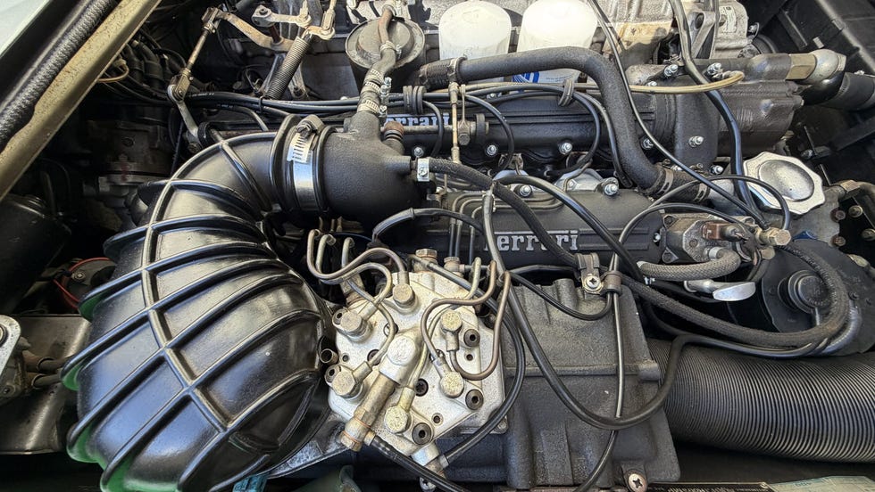 Traseira da Ferrari 400i 1982 Grigio Scuro Metallizzato