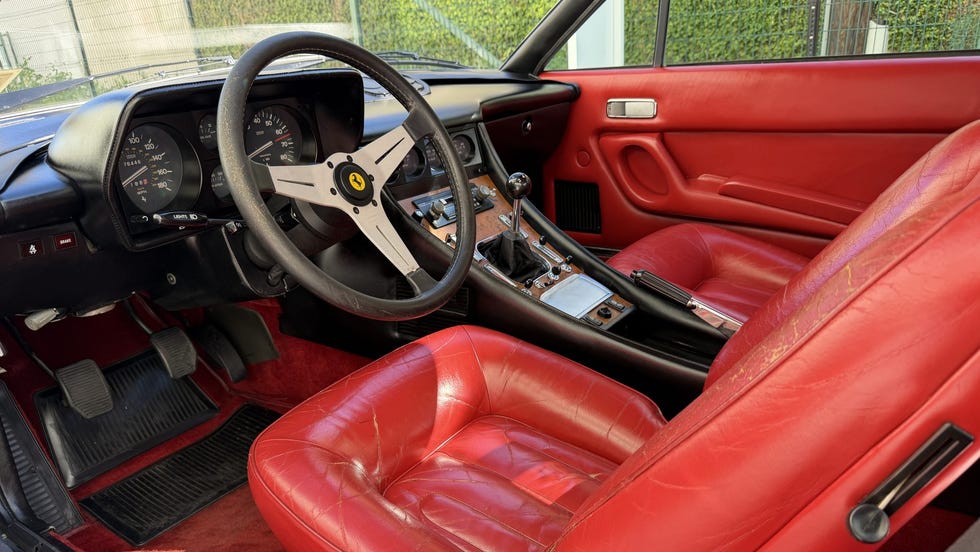 Roda e detalhe lateral da Ferrari 400i 1982
