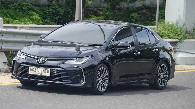 Toyota Corolla sedan estacionado em uma rua