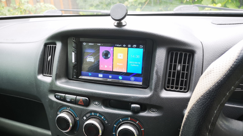 Unidade principal aftermarket com tela sensível ao toque instalada no painel de um carro