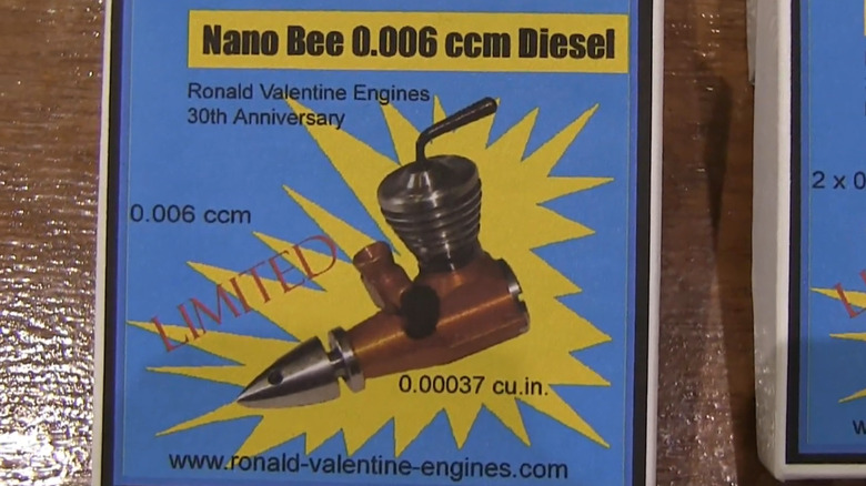 Ronald Valentine trabalhando em um motor em miniatura