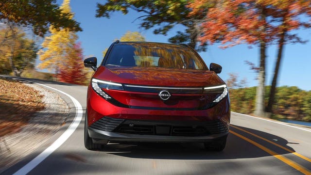 Nissan Leaf 2026, com foco na frente e lateral, exibindo novo design