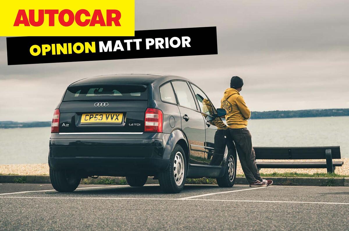 Matt Prior analisando o interior de um carro
