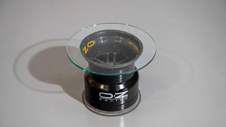 Mesa de centro feita de roda automotiva