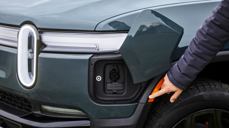 Diversos veículos elétricos modernos e futuros estacionados, representando a evolução da tecnologia EV