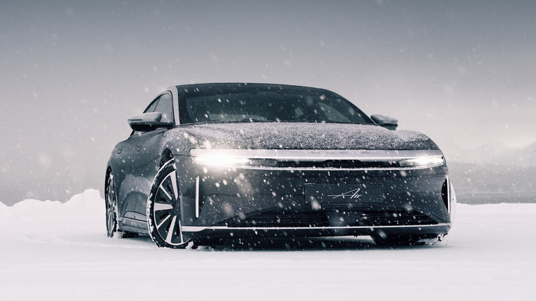 Lucid Air Grand Touring 2026 de perfil, exibindo seu design elegante e aerodinâmico